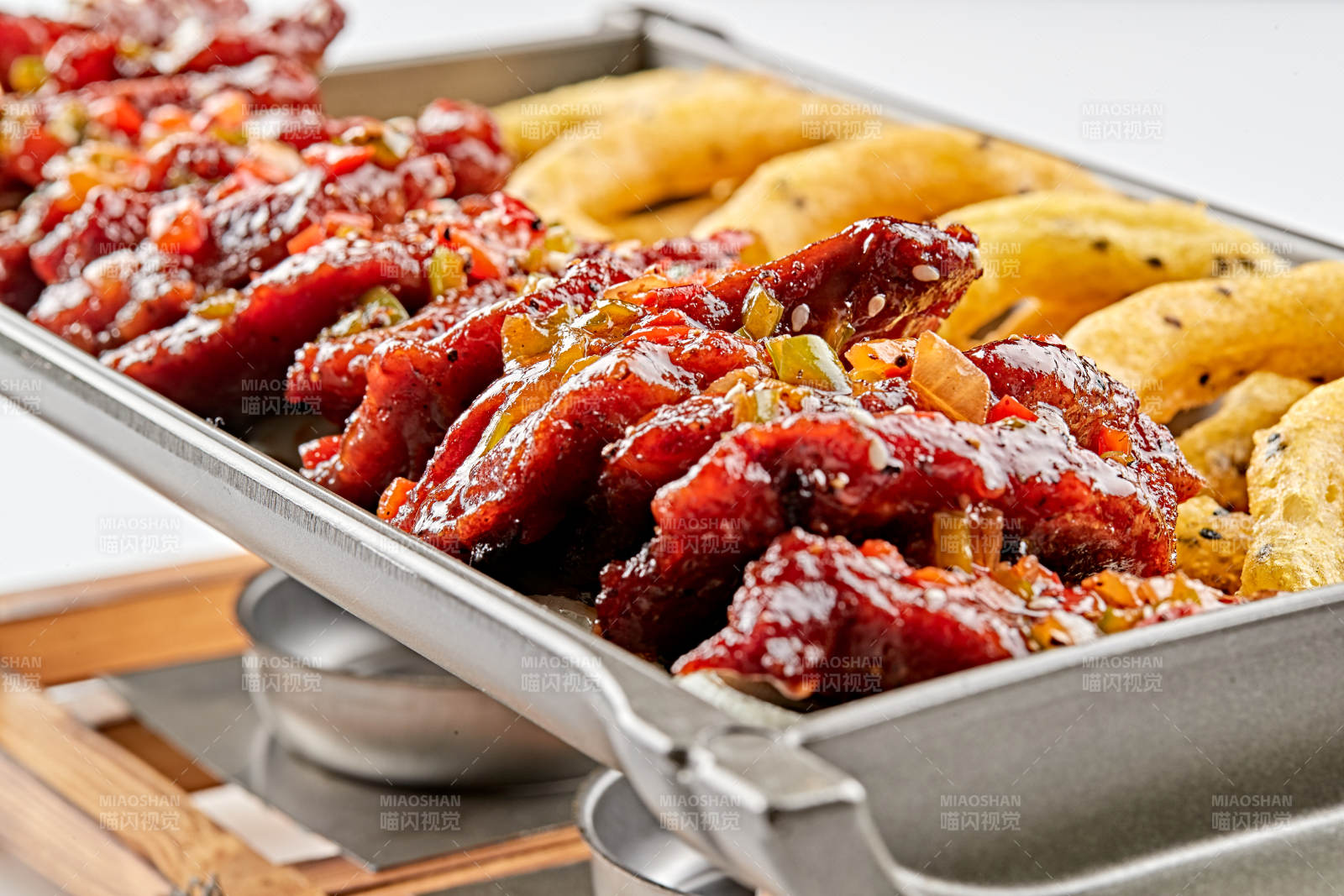 精美餐具装的锅仔干烧梅肉洋葱圈图片