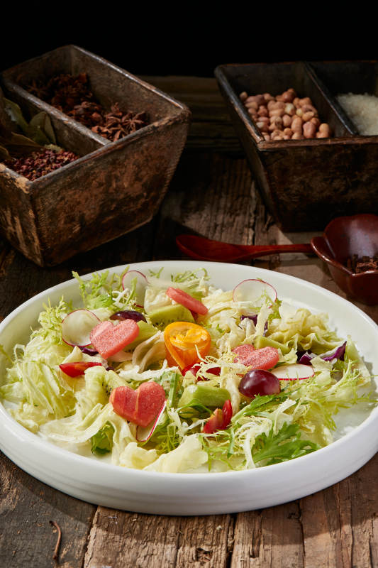 白色圆瓷盘装的芙蓉富贵拌时蔬图片