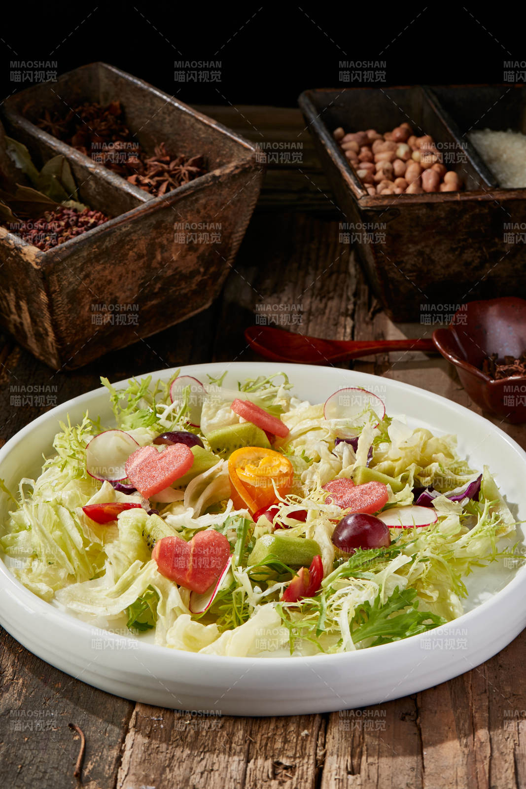 白色圆瓷盘装的芙蓉富贵拌时蔬图片