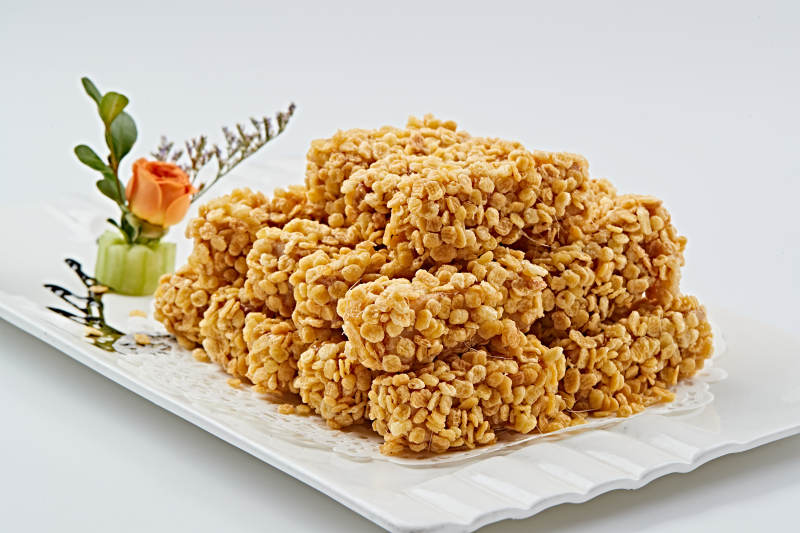 白色瓷盘装的的麦香油炸红薯条图片