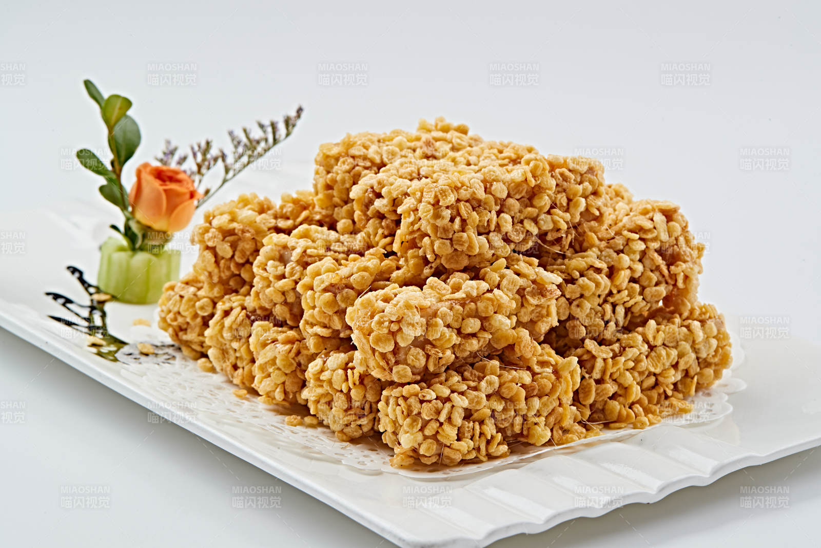 白色瓷盘装的的麦香油炸红薯条图片