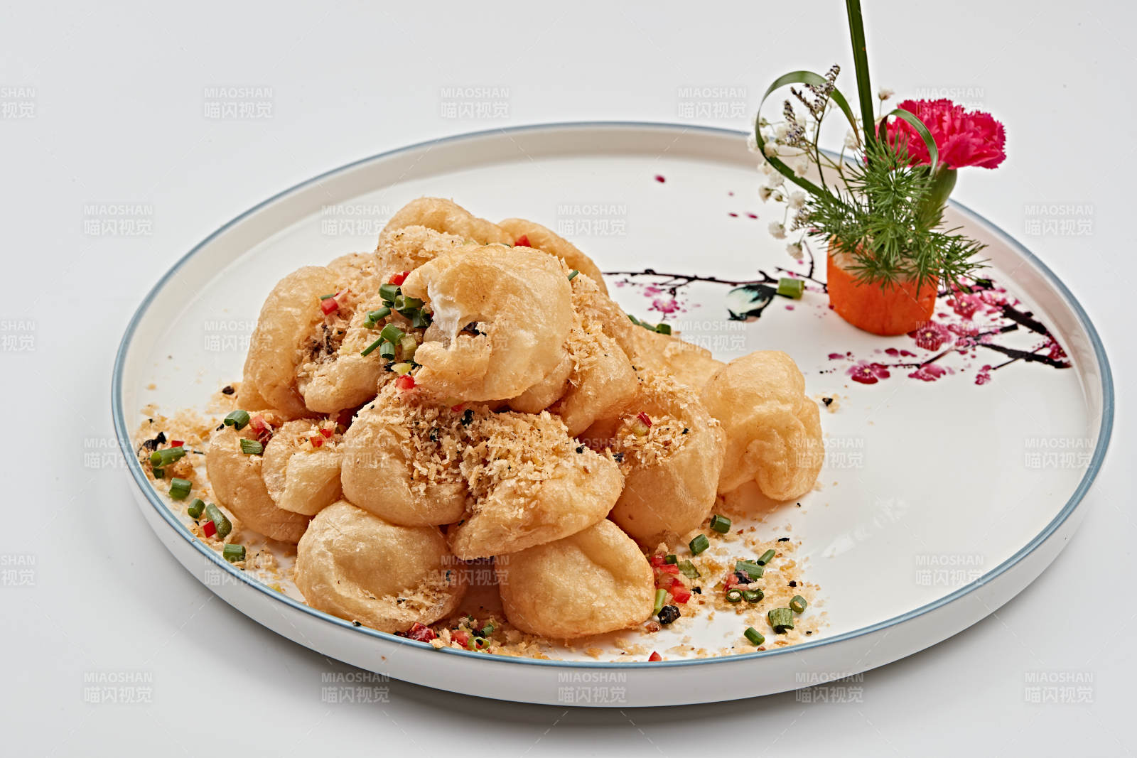 白色瓷盘装的油炸泡泡鱼图片