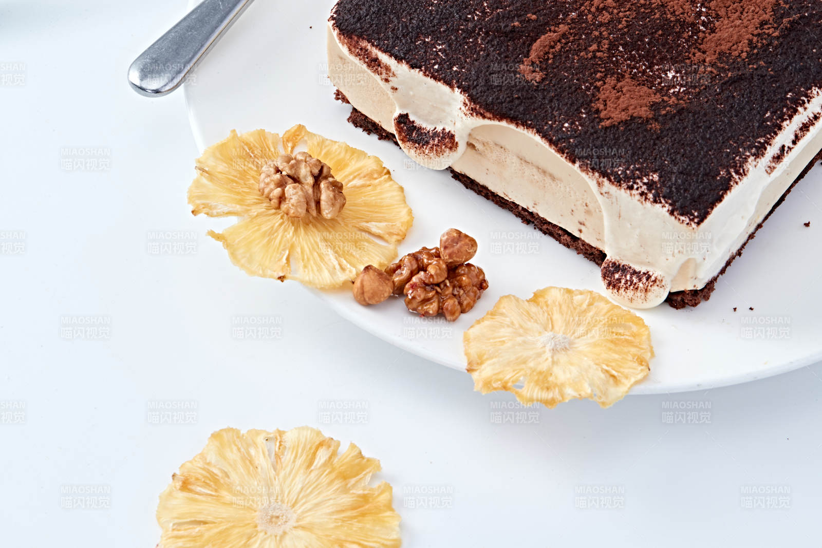 可可粉撒粉鲜奶酪黑森林蛋糕图片