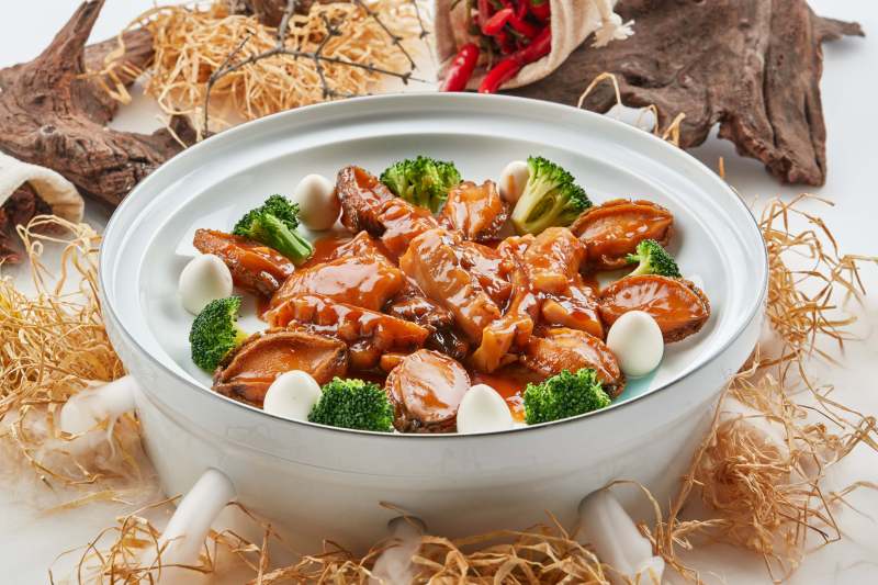 精美餐具装的浇汁鲜鲍鱼烧梅花参图片