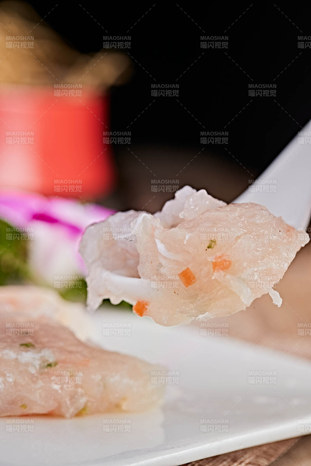 白色瓷盘装的双色鱼虾滑图片