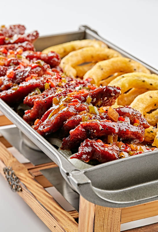 精美餐具装的锅仔干烧梅肉洋葱圈图片