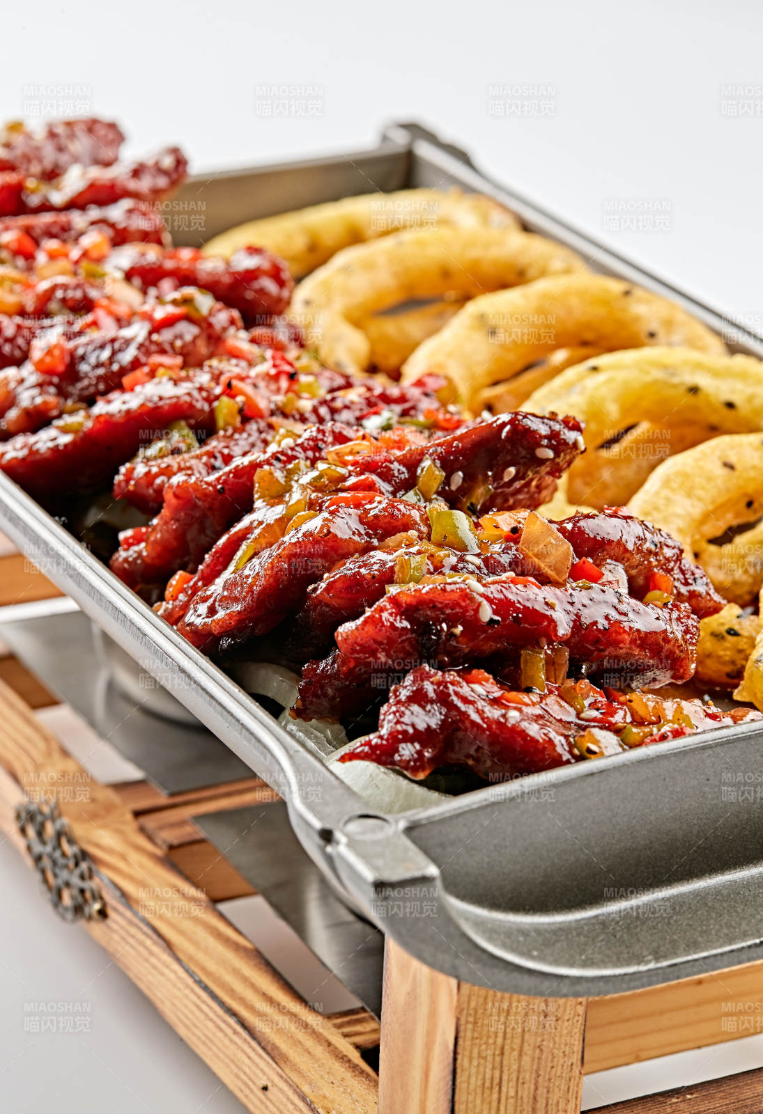 精美餐具装的锅仔干烧梅肉洋葱圈图片