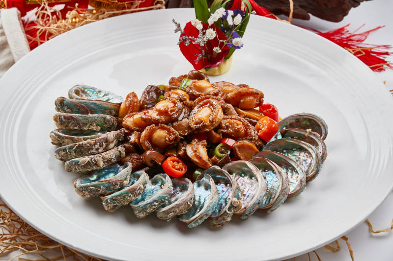 白色瓷盘装的XO酱爆鲜鲍鱼图片