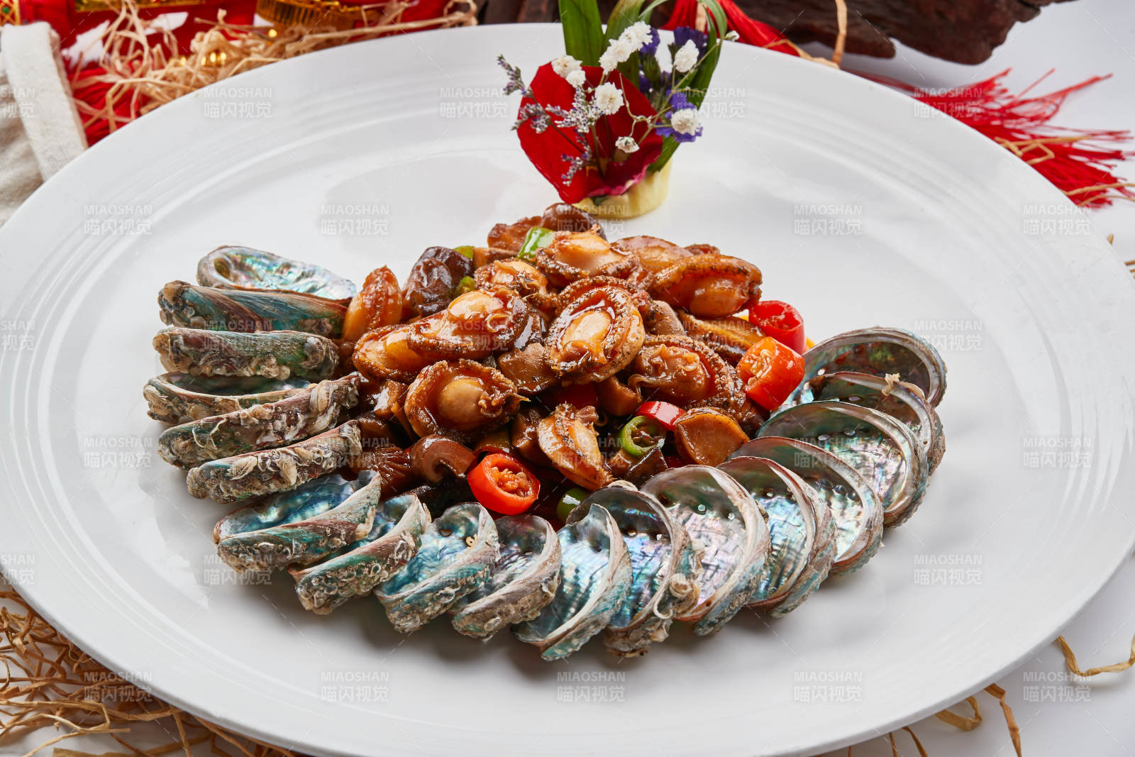 白色瓷盘装的XO酱爆鲜鲍鱼图片