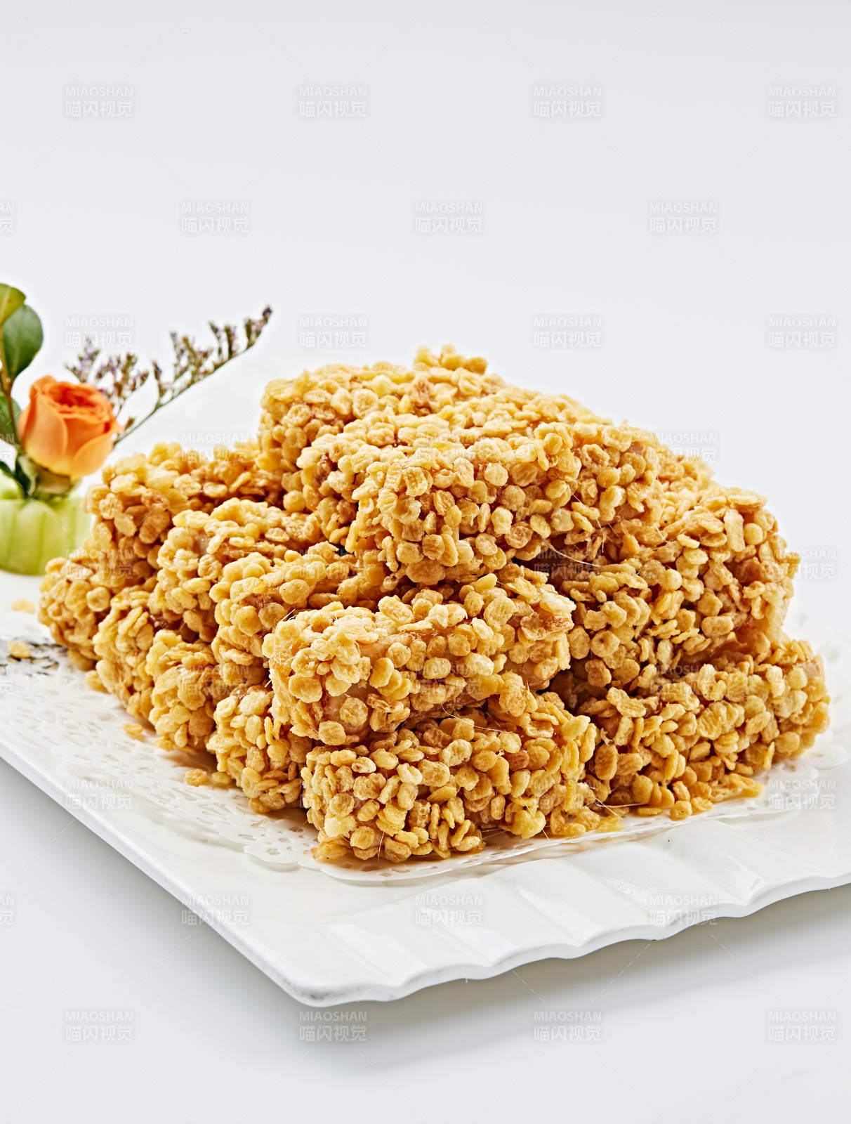 白色瓷盘装的的麦香油炸红薯条图片