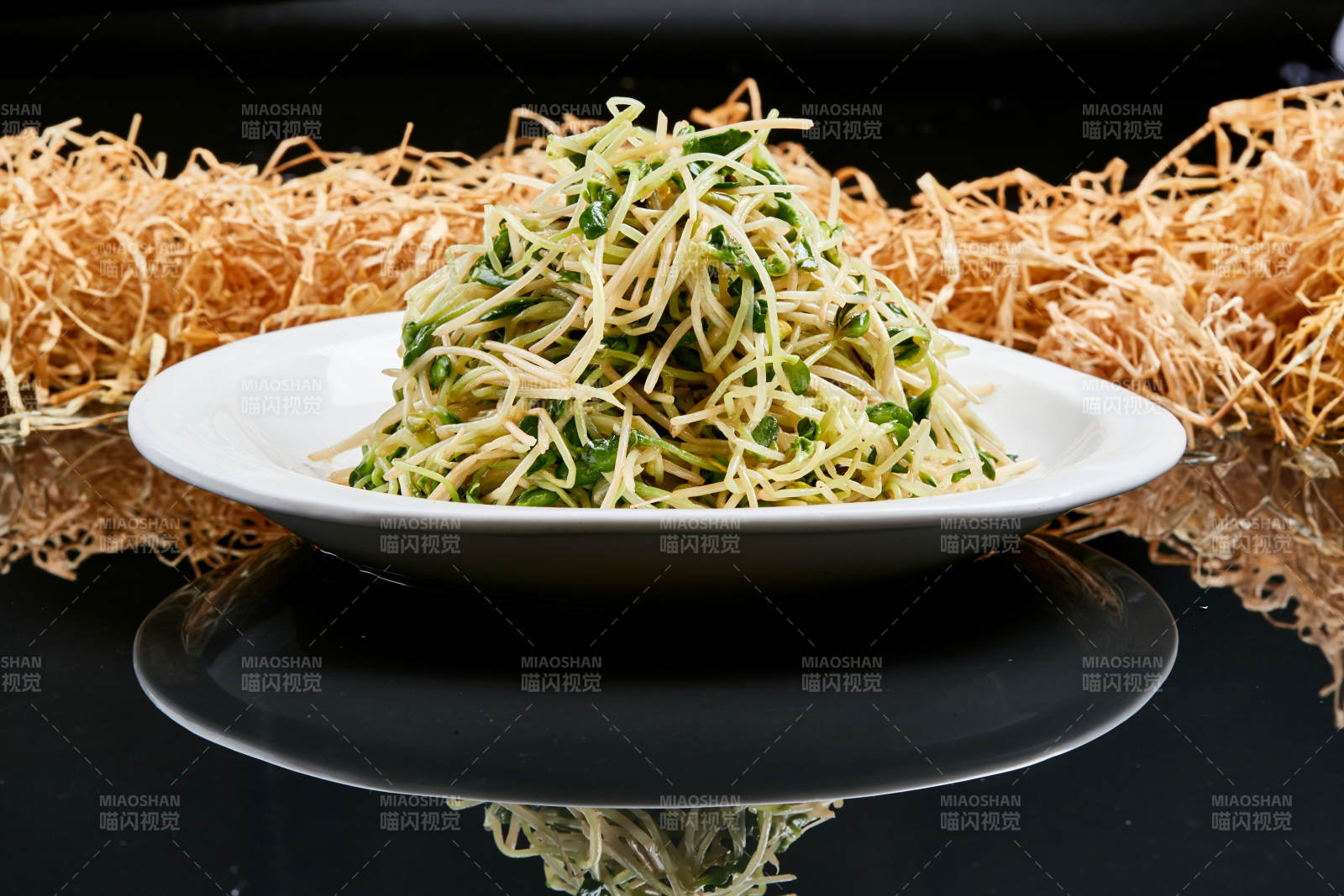 白色瓷盘装的凉拌香椿黑豆苗图片