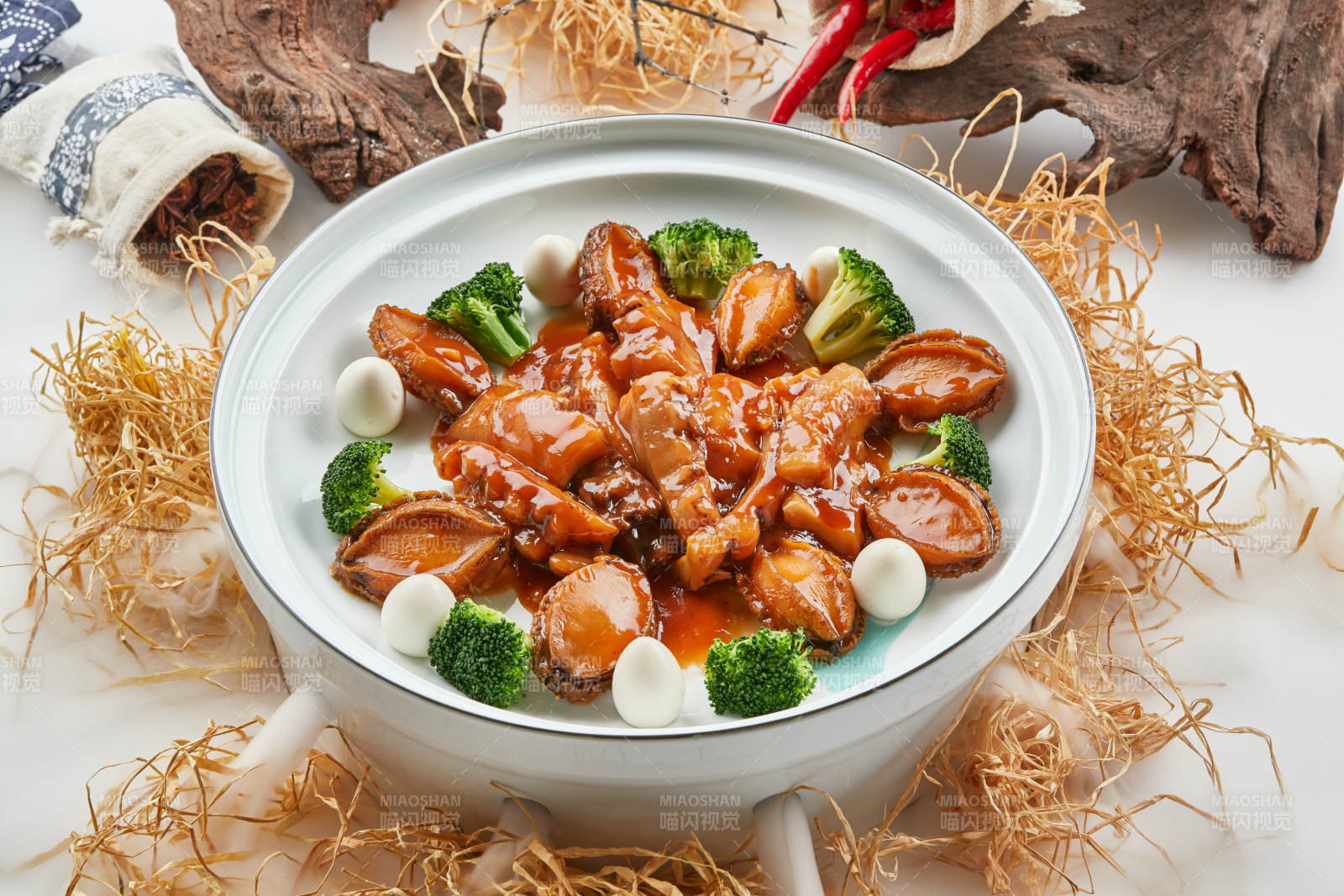 精美餐具装的浇汁鲜鲍鱼烧梅花参图片