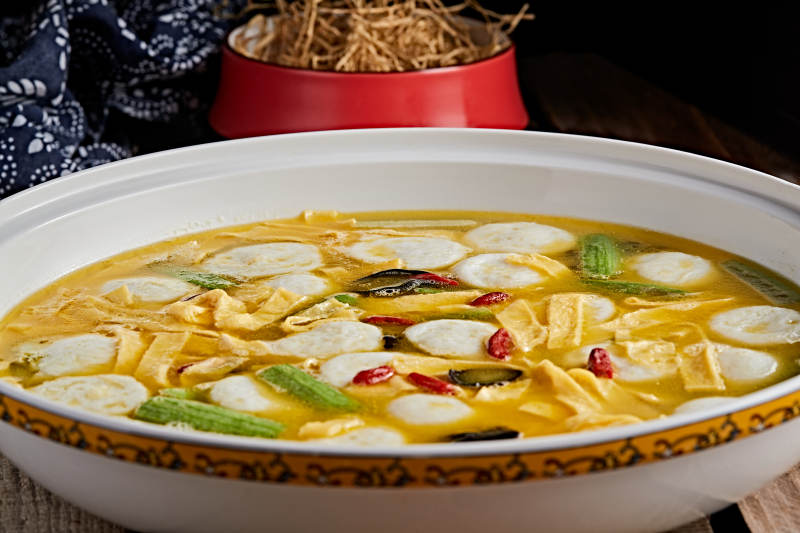 白色瓷盆装的浓汤墨鱼丸图片