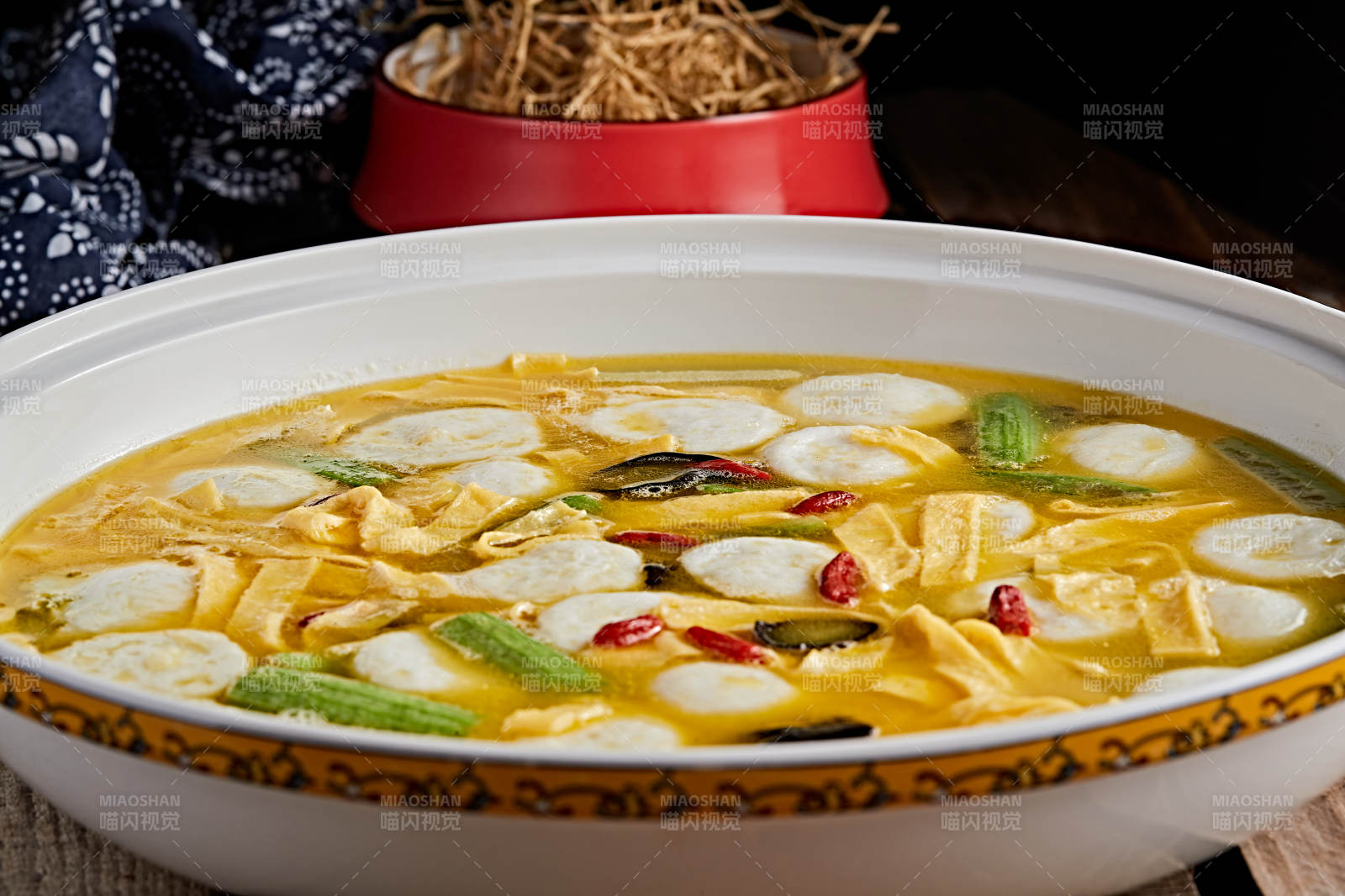 白色瓷盆装的浓汤墨鱼丸图片