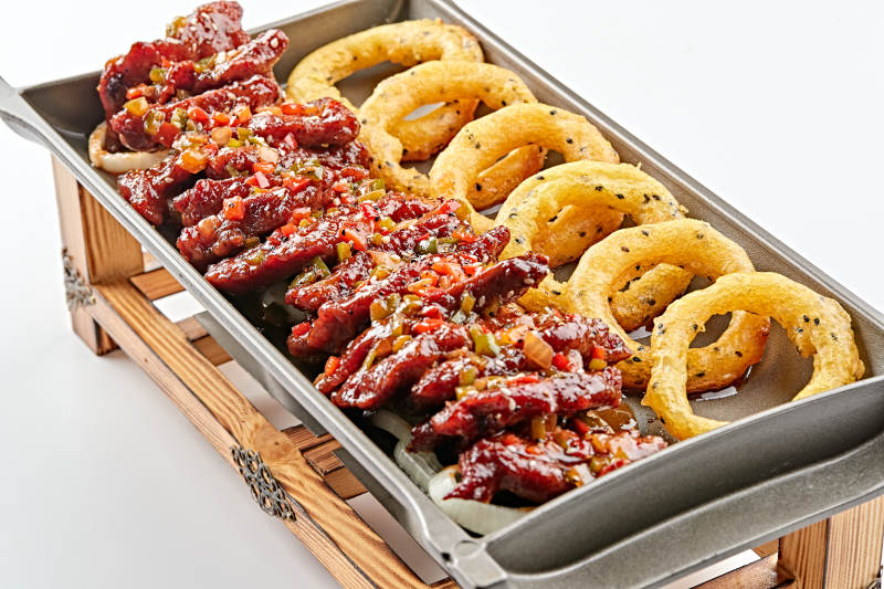 精美餐具装的锅仔干烧梅肉洋葱圈图片