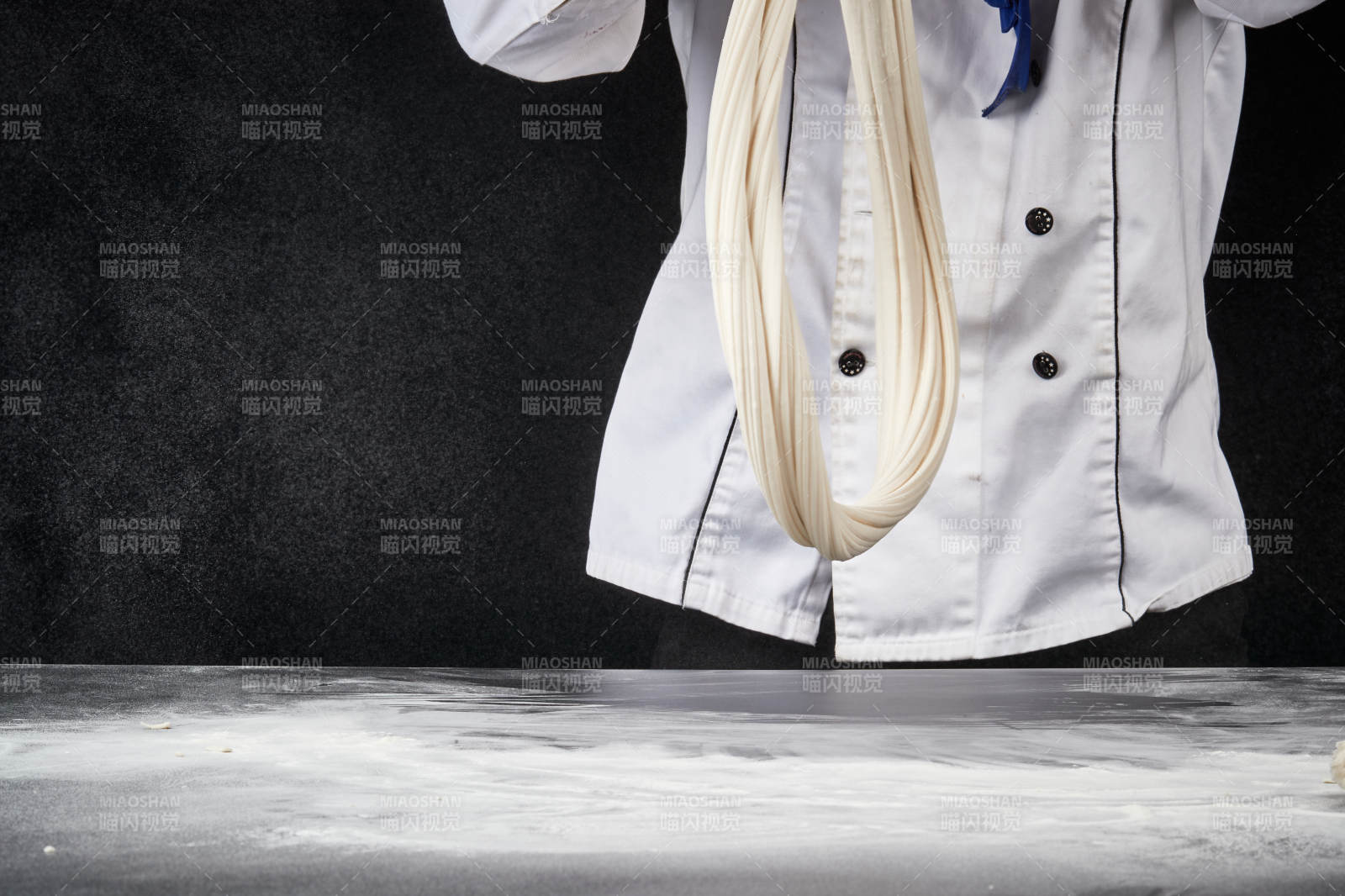 技艺精湛的拉面师在展示拉面制作图片