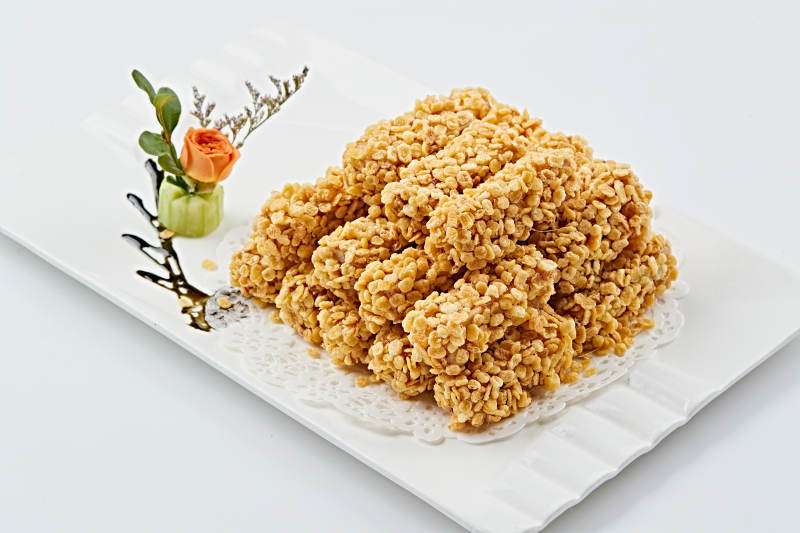 白色瓷盘装的的麦香油炸红薯条图片