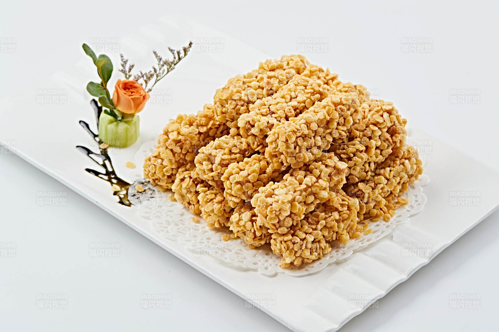 白色瓷盘装的的麦香油炸红薯条图片