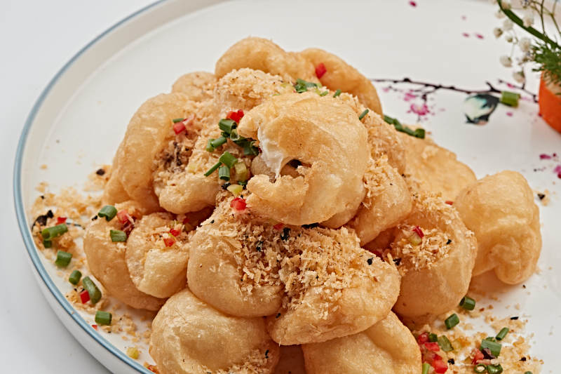 白色瓷盘装的油炸泡泡鱼图片