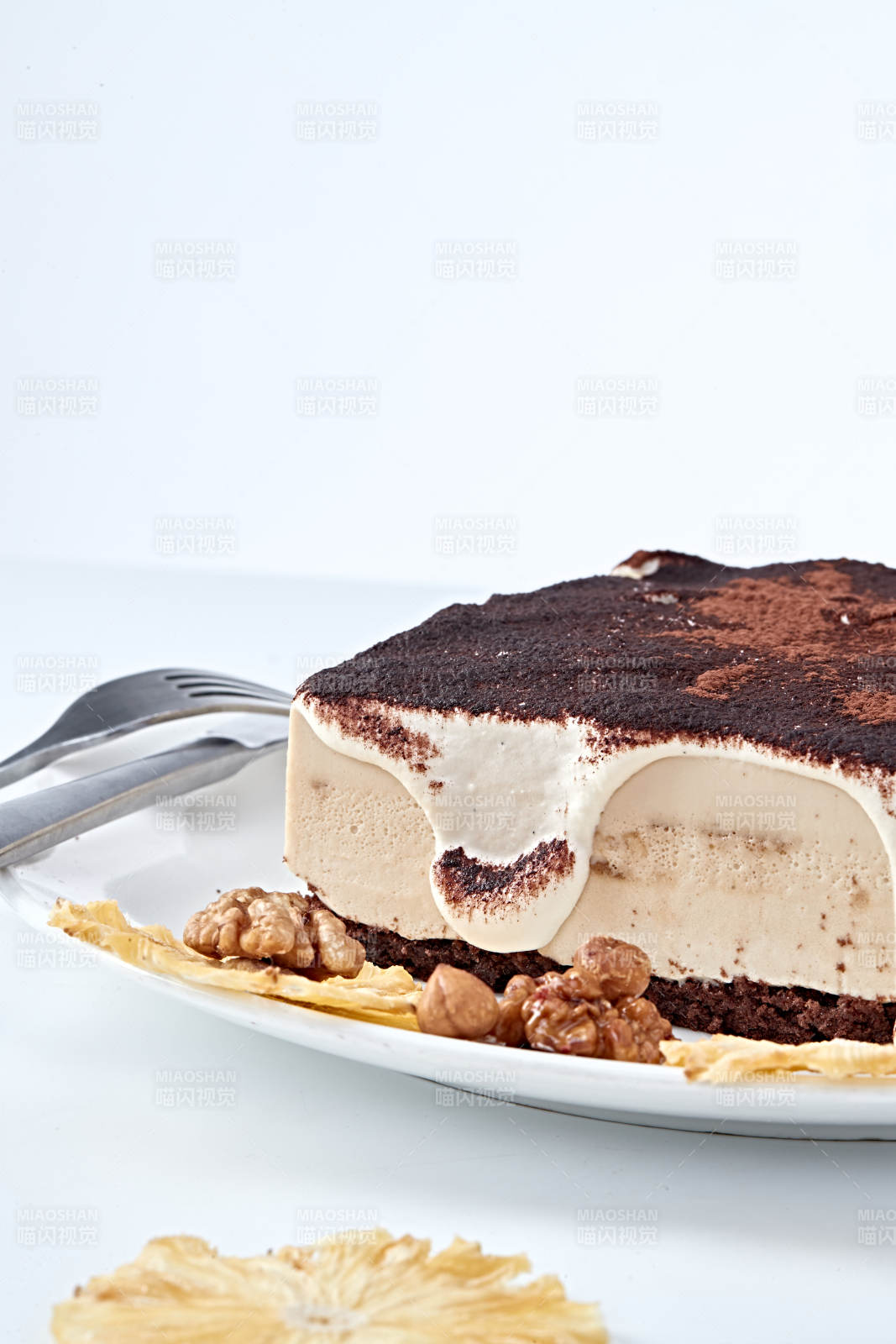 可可粉撒粉鲜奶酪黑森林蛋糕图片