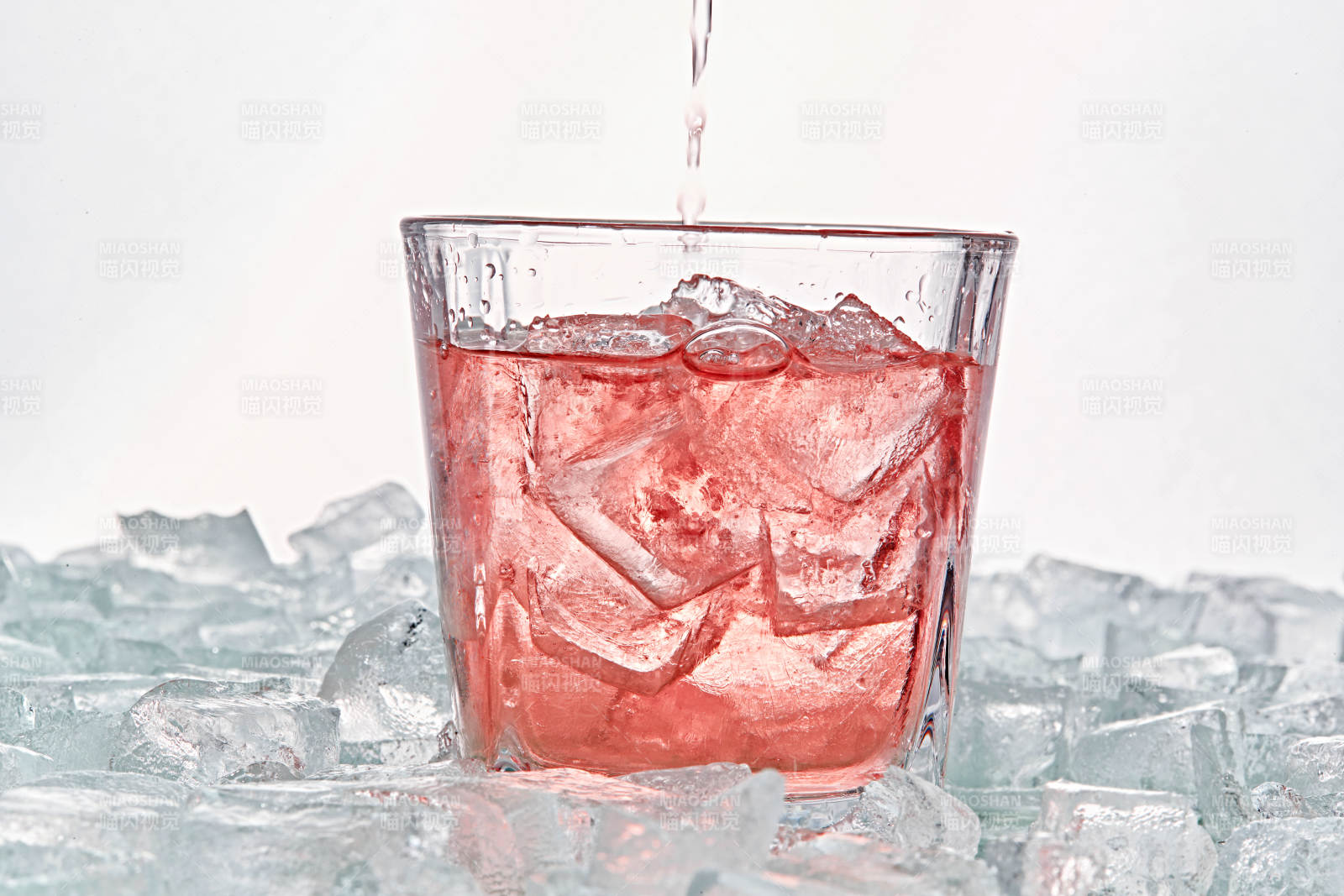 布满冰块的酒杯中的清凉桃子味预调酒图片