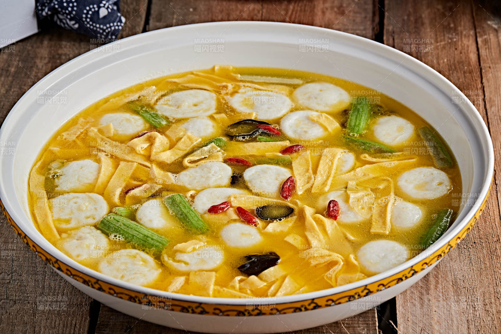 白色瓷盆装的浓汤墨鱼丸图片