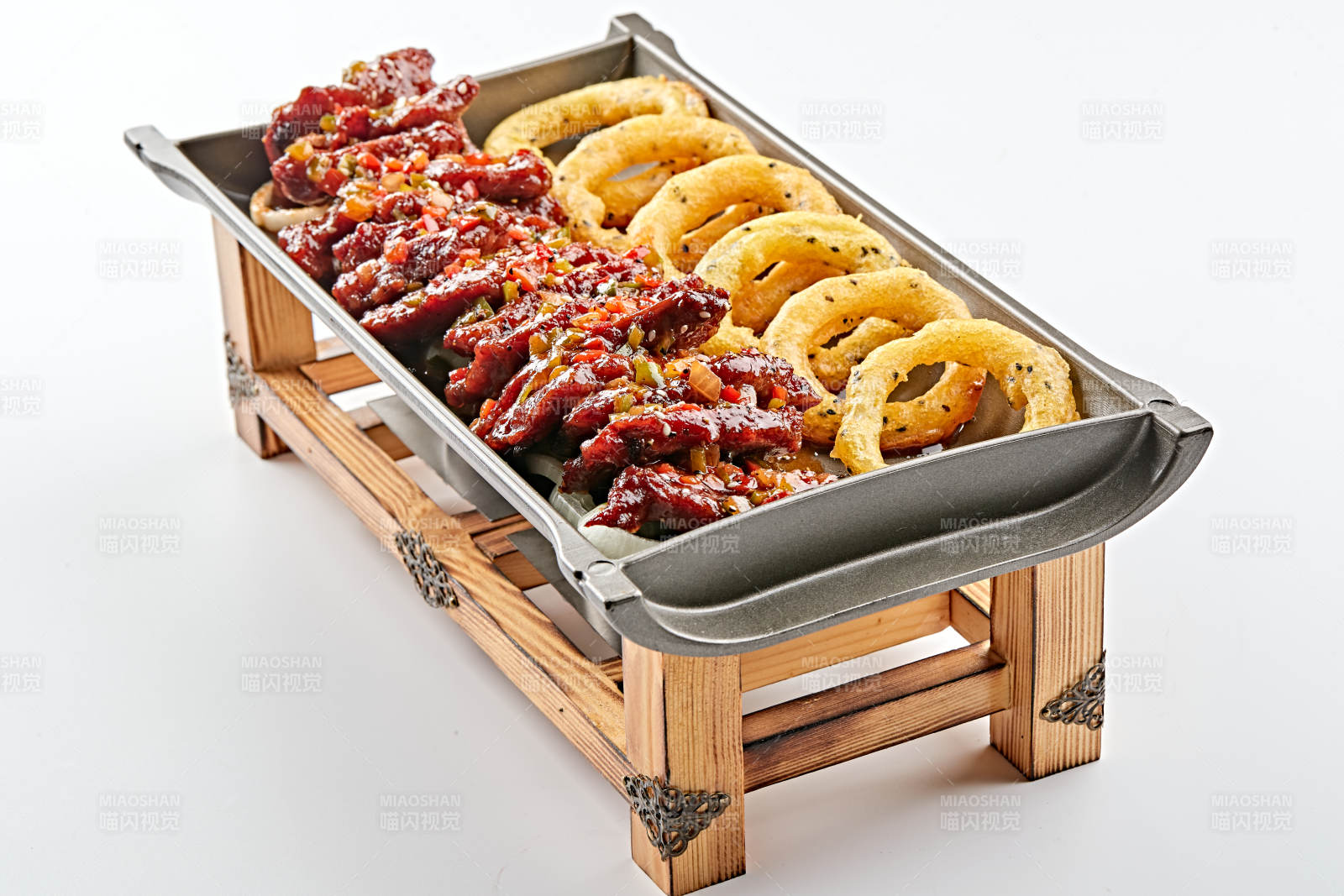 精美餐具装的锅仔干烧梅肉洋葱圈图片