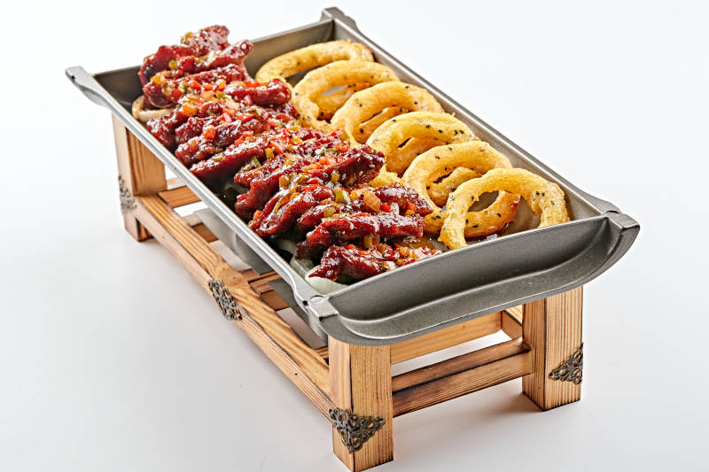 精美餐具装的锅仔干烧梅肉洋葱圈图片