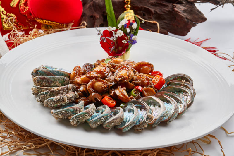 白色瓷盘装的XO酱爆鲜鲍鱼图片