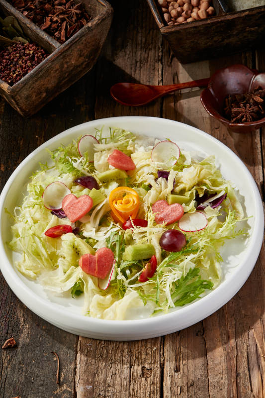 白色圆瓷盘装的芙蓉富贵拌时蔬图片