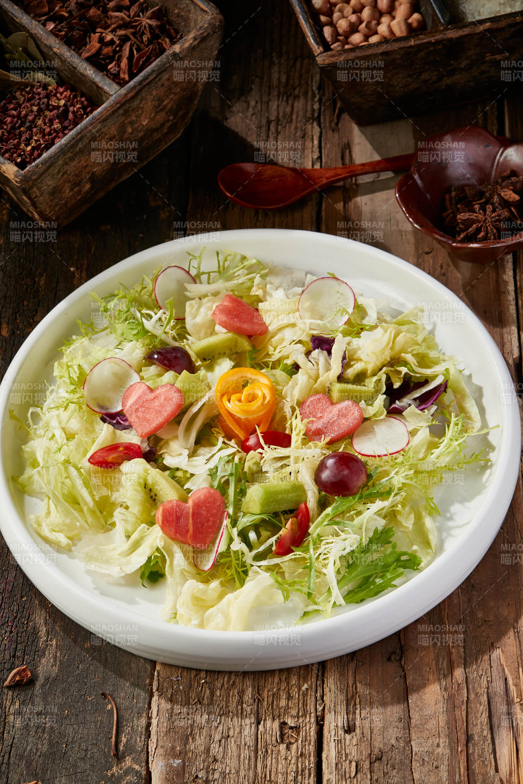 白色圆瓷盘装的芙蓉富贵拌时蔬图片