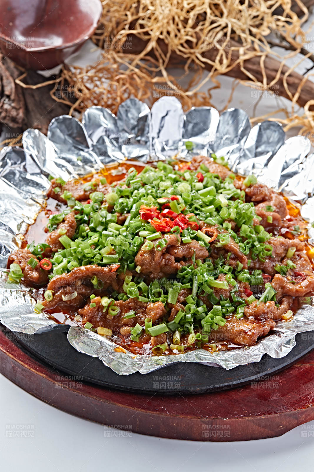 锡纸铁板葱香牛肉图片