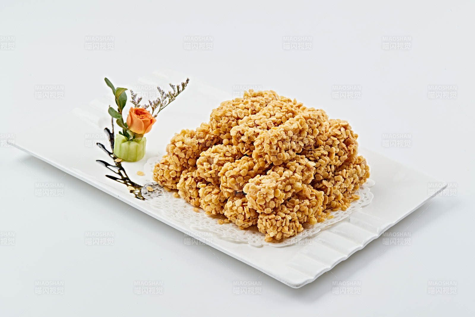 白色瓷盘装的的麦香油炸红薯条图片