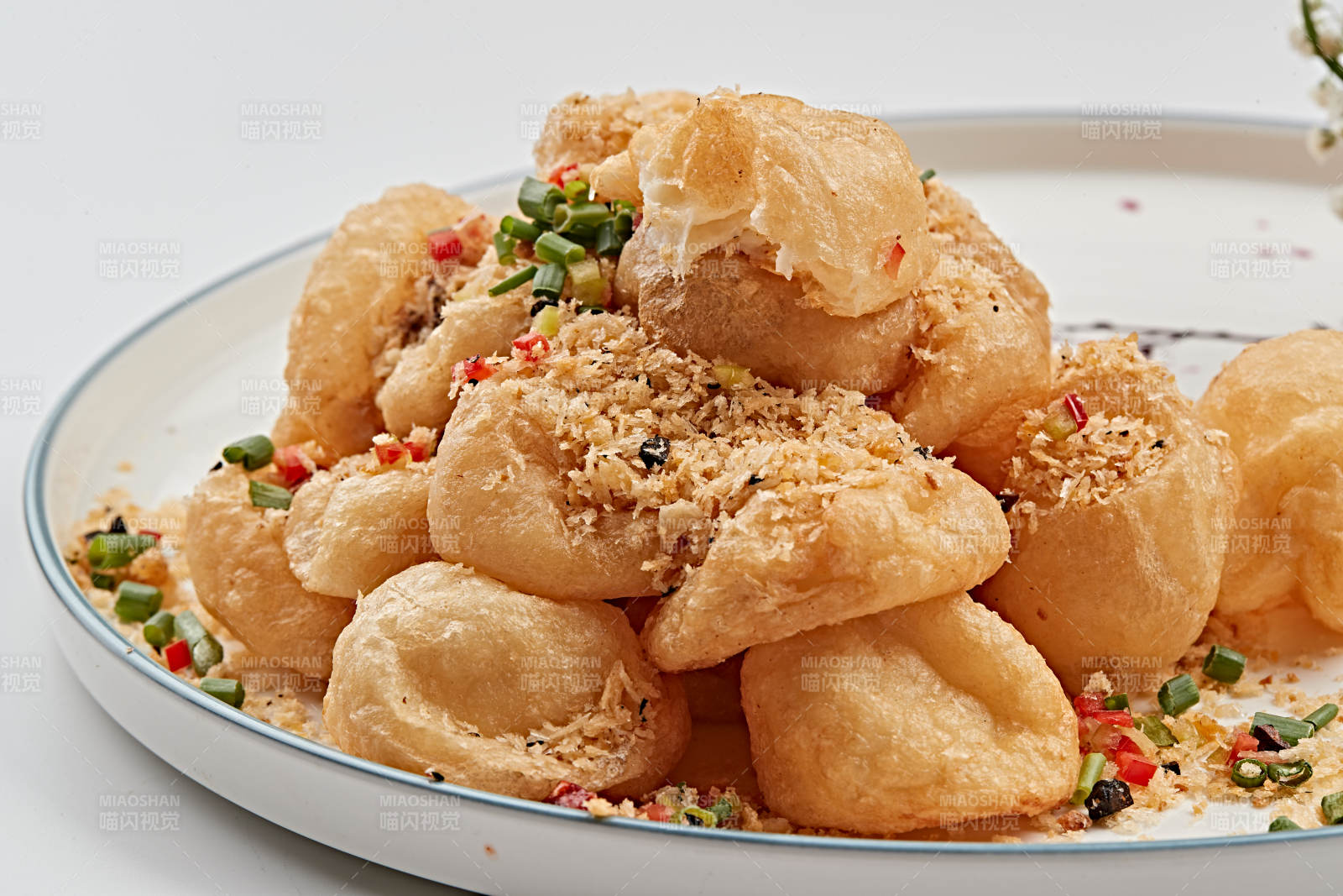 白色瓷盘装的油炸泡泡鱼图片