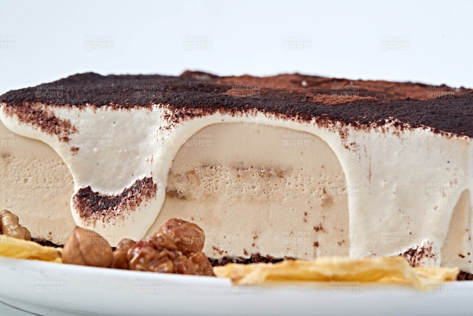 可可粉撒粉鲜奶酪黑森林蛋糕图片