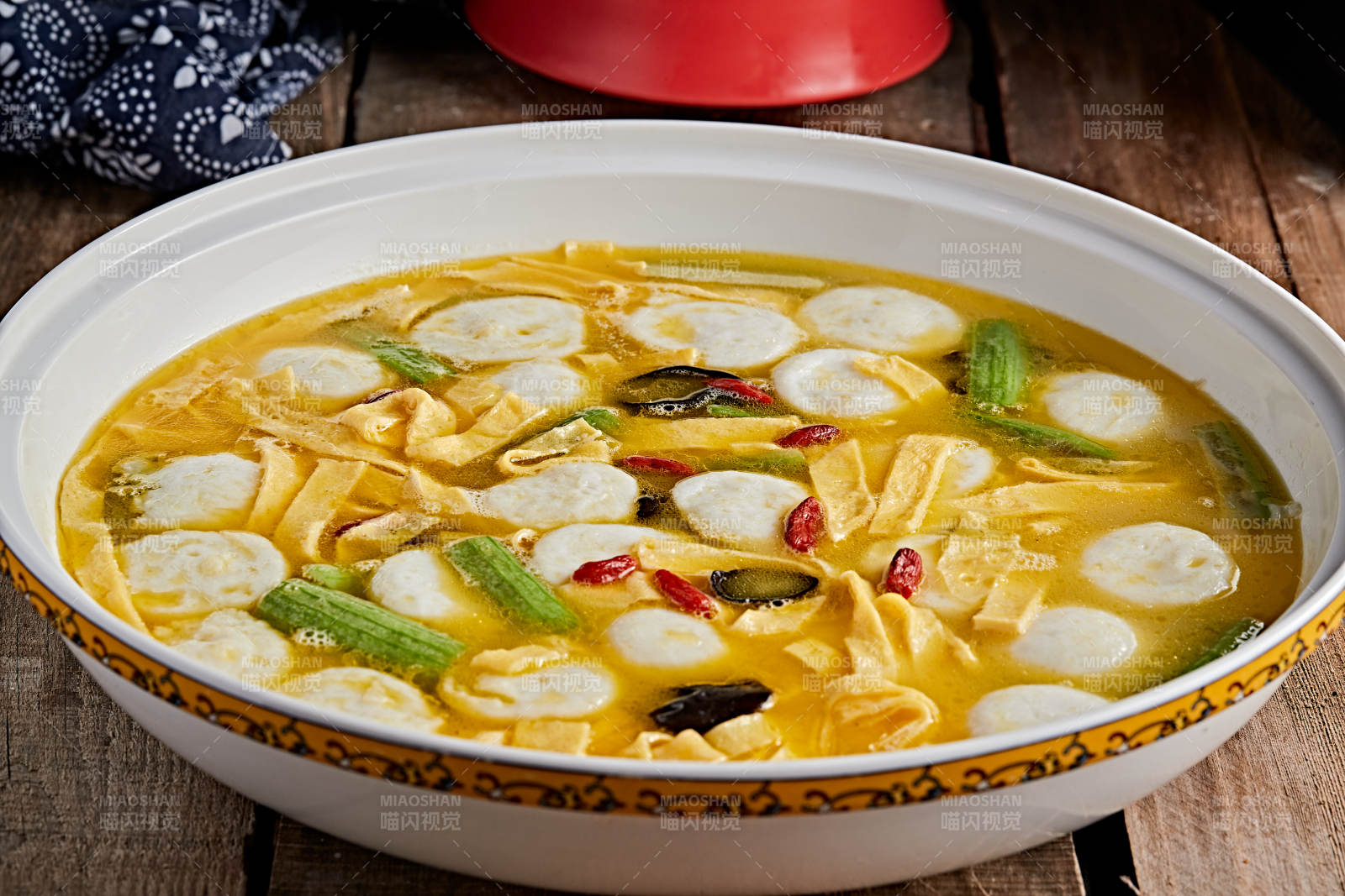 白色瓷盆装的浓汤墨鱼丸图片