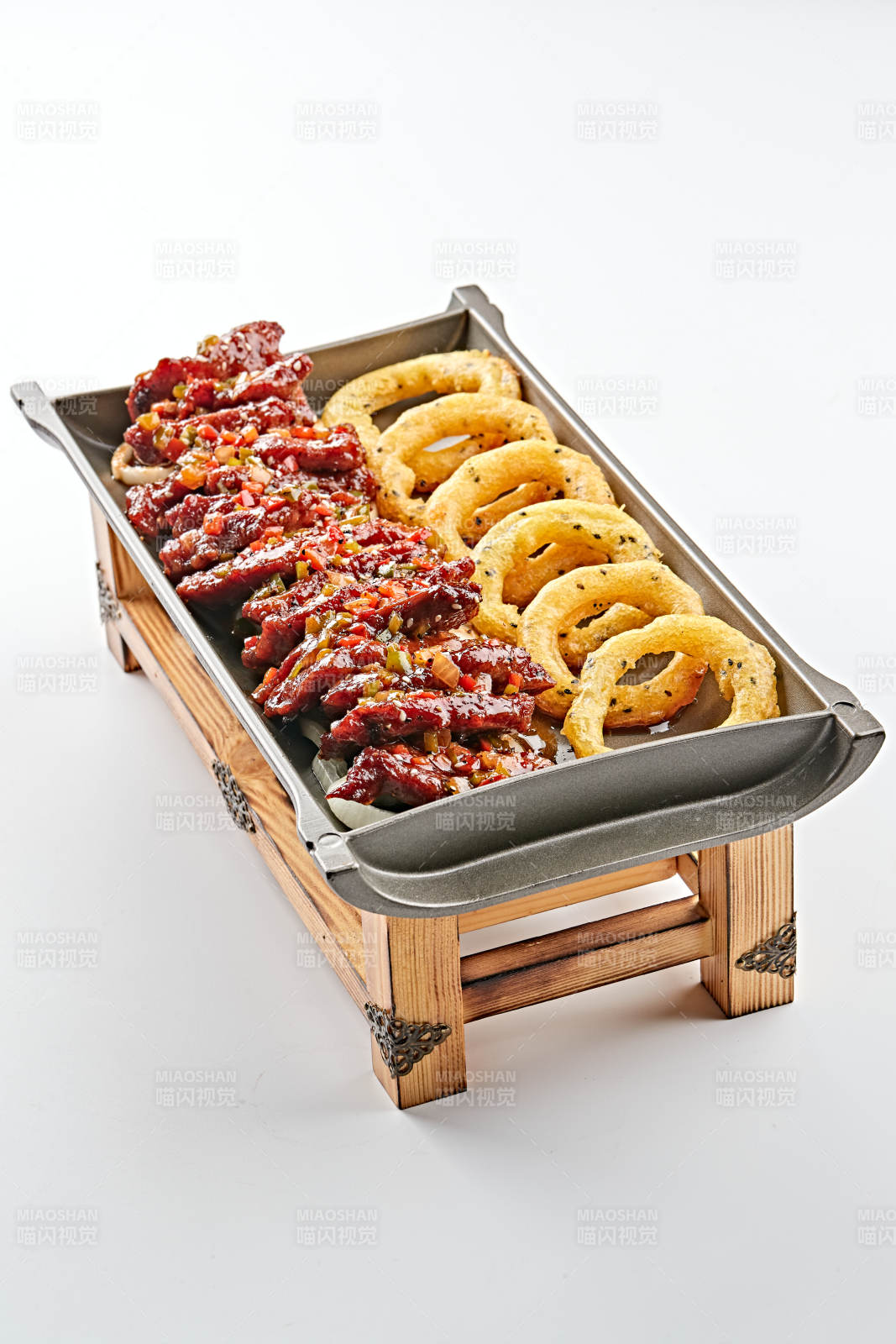 精美餐具装的锅仔干烧梅肉洋葱圈图片