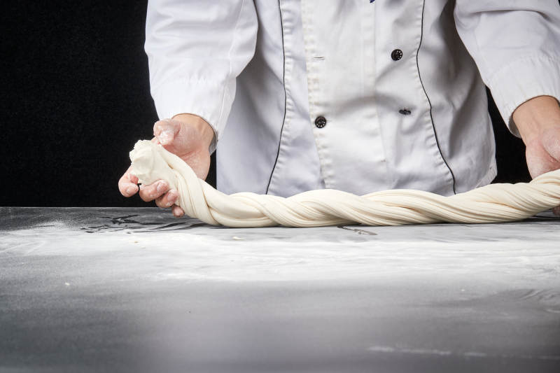 技艺精湛的拉面师在展示拉面制作图片