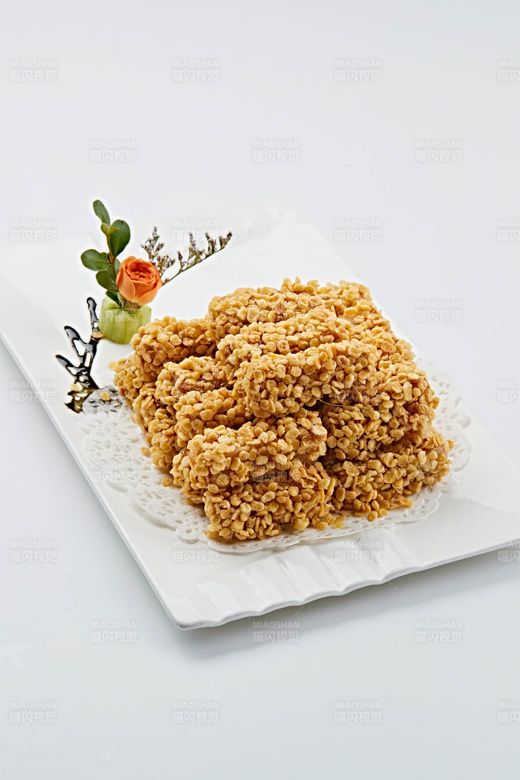 白色瓷盘装的的麦香油炸红薯条图片