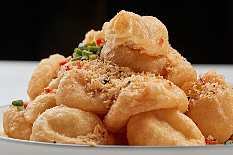 白色瓷盘装的油炸泡泡鱼图片