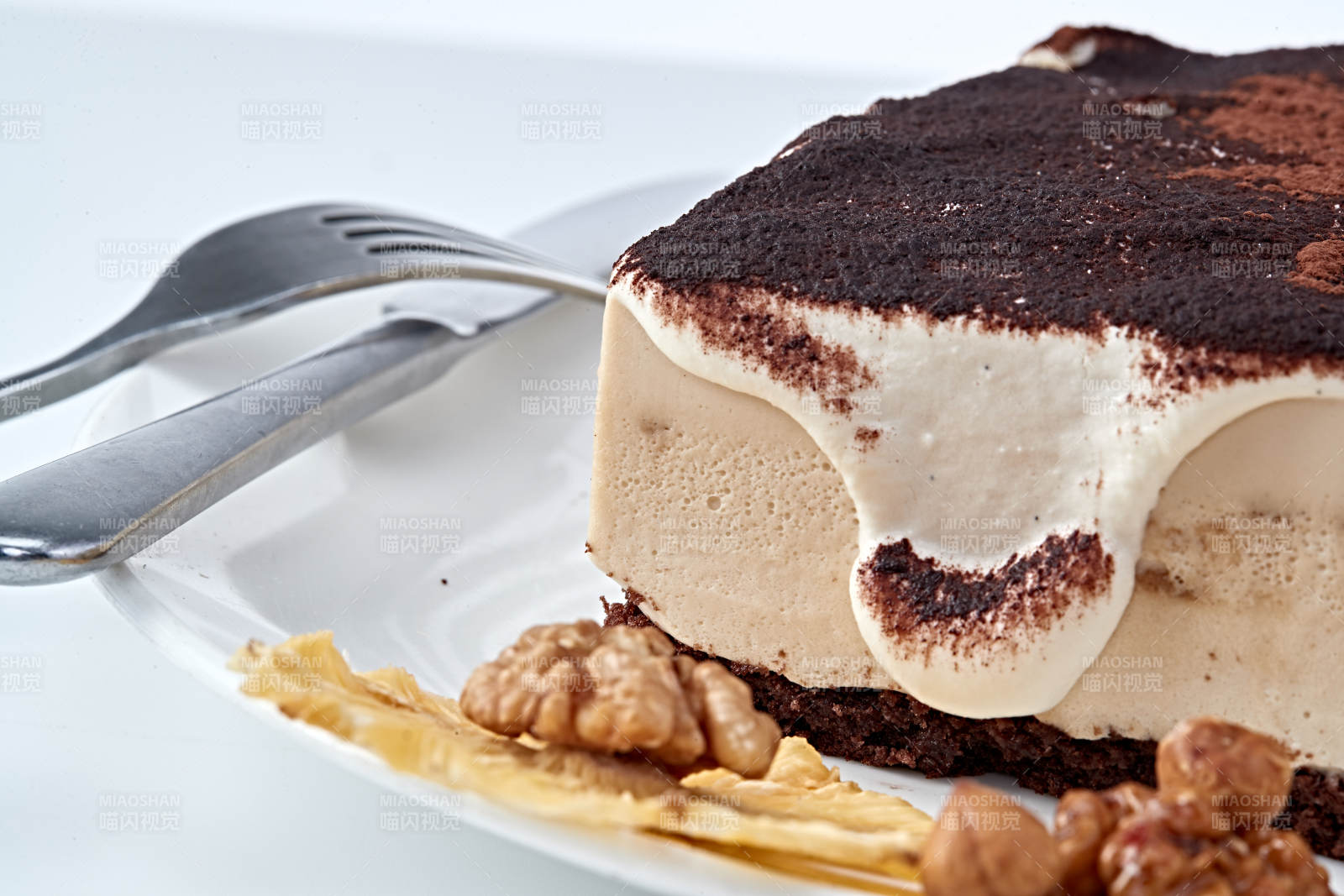 可可粉撒粉鲜奶酪黑森林蛋糕图片