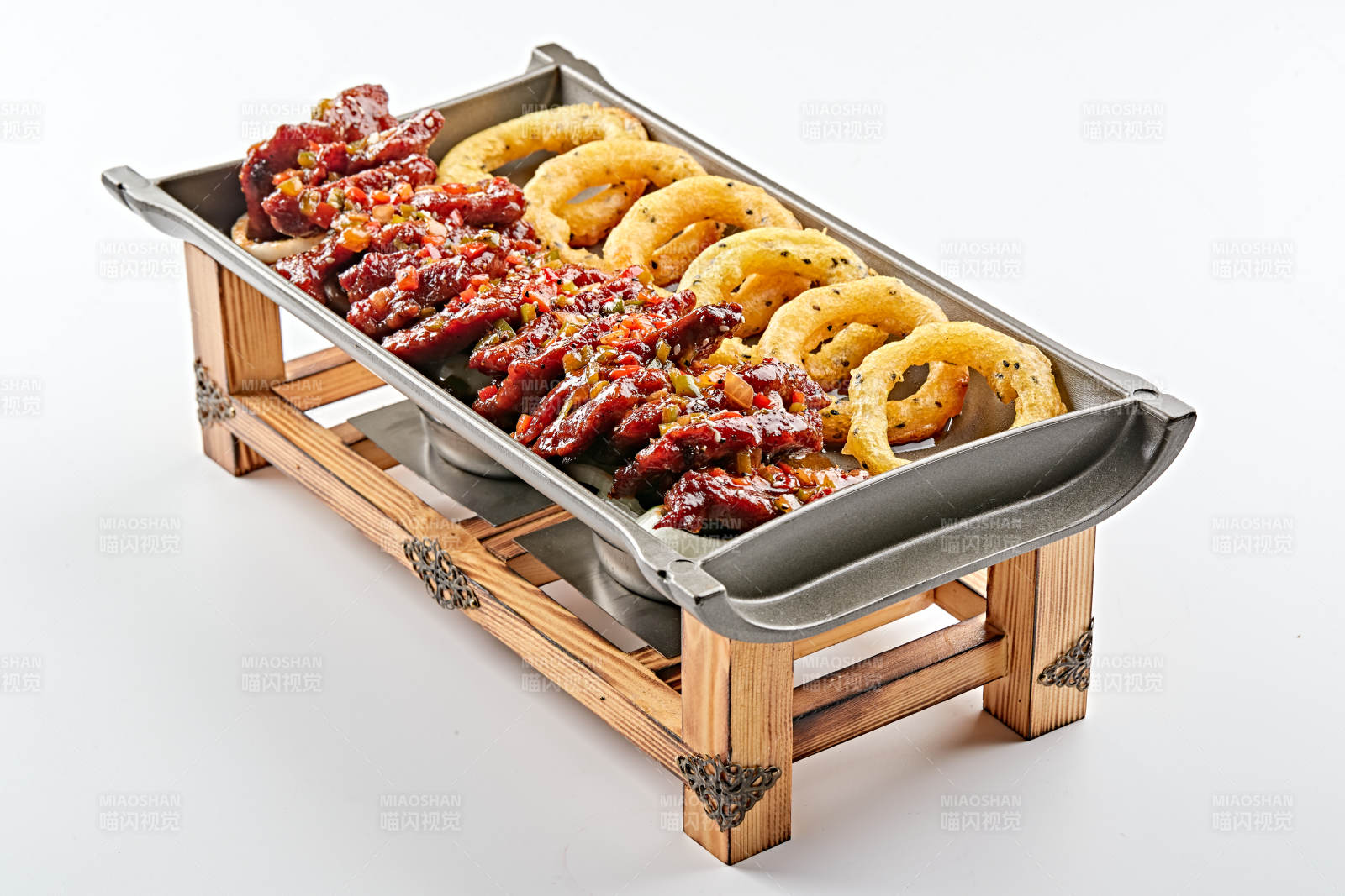 精美餐具装的锅仔干烧梅肉洋葱圈图片