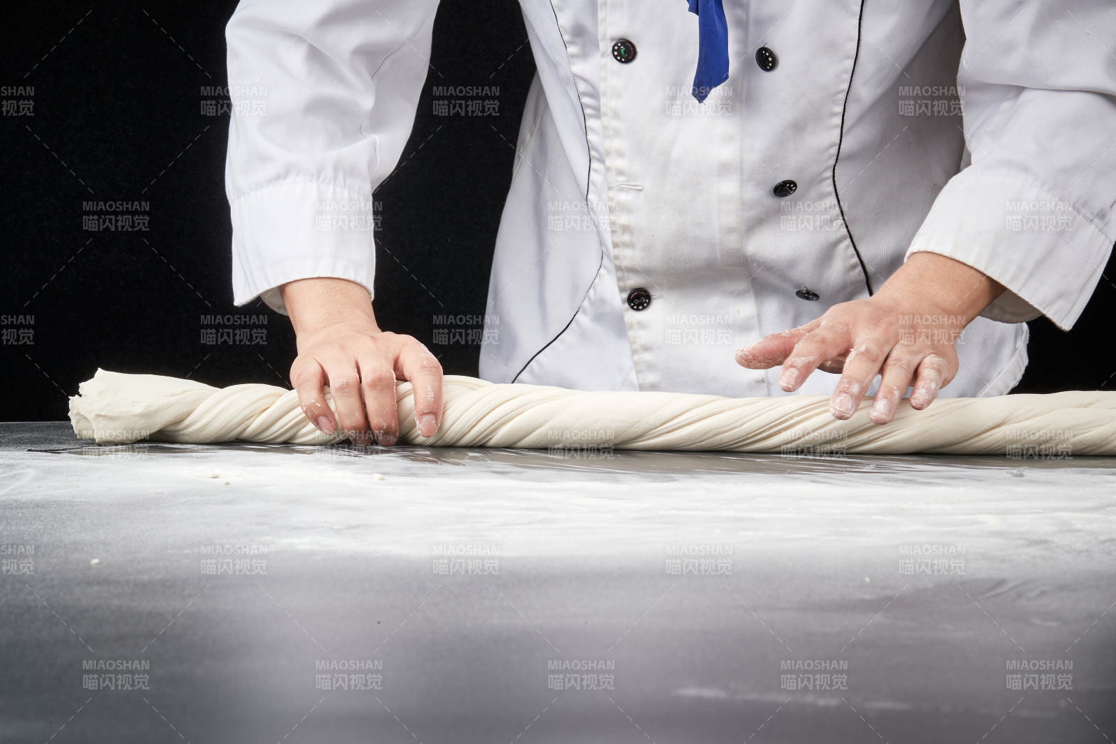 技艺精湛的拉面师在展示拉面制作图片