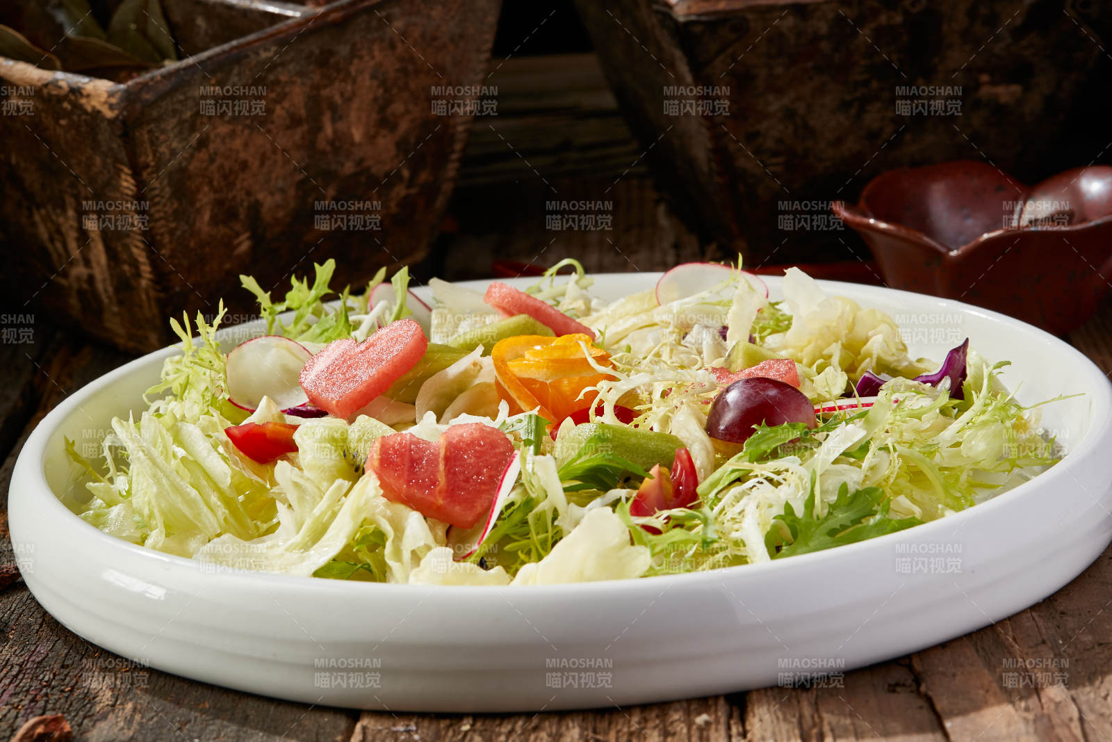 白色圆瓷盘装的芙蓉富贵拌时蔬图片