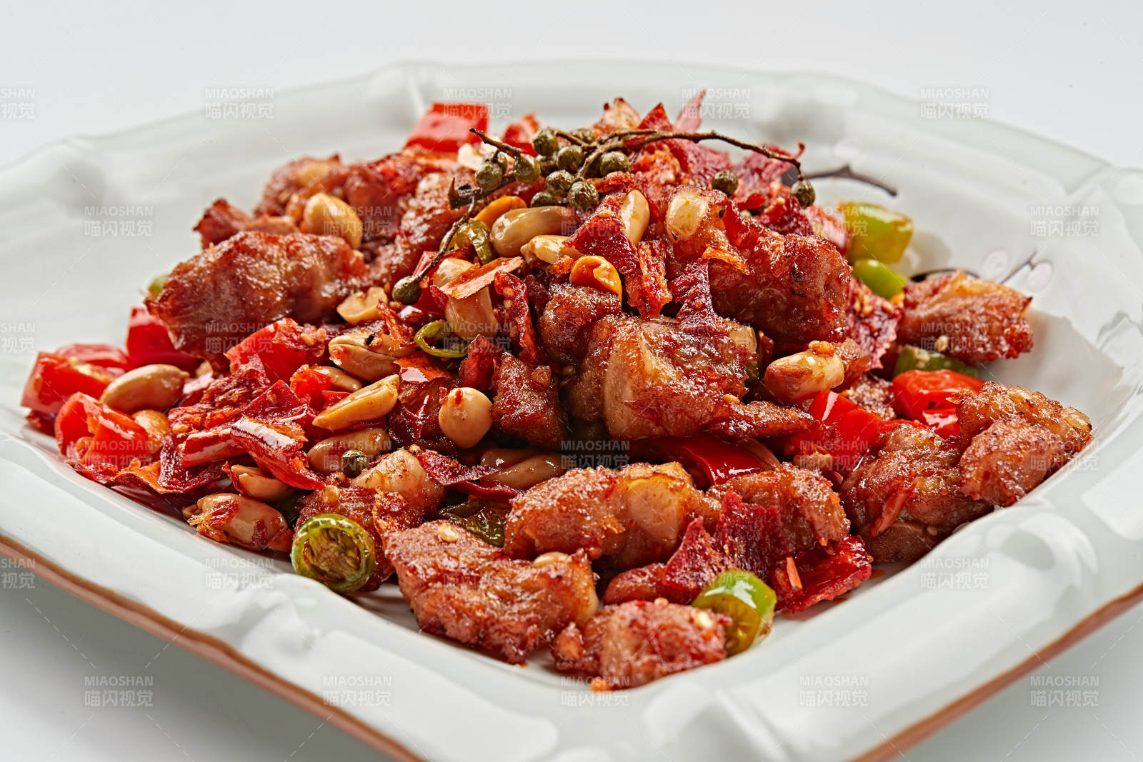 精美餐具装的麻辣果仁掌中宝图片