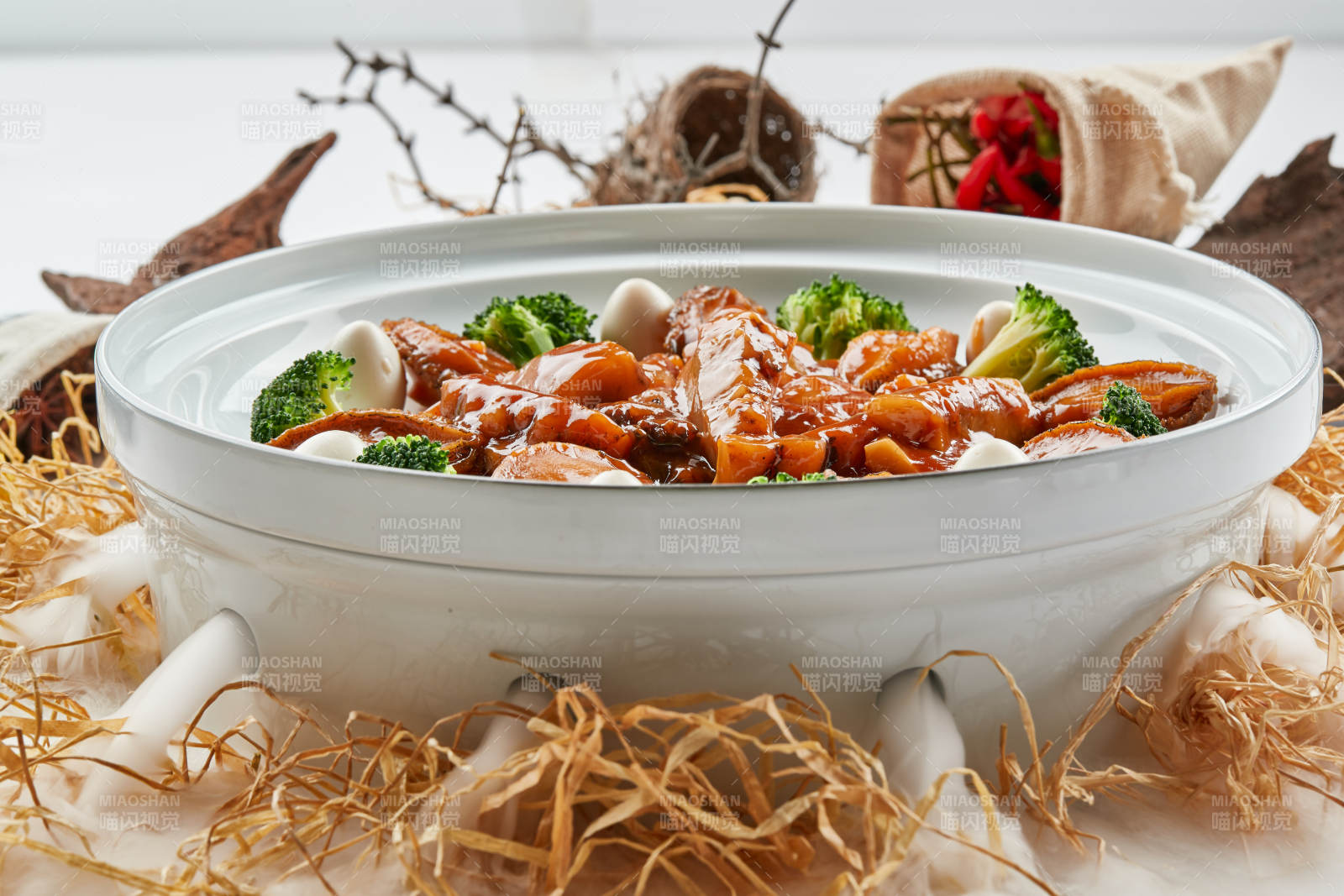 精美餐具装的浇汁鲜鲍鱼烧梅花参图片