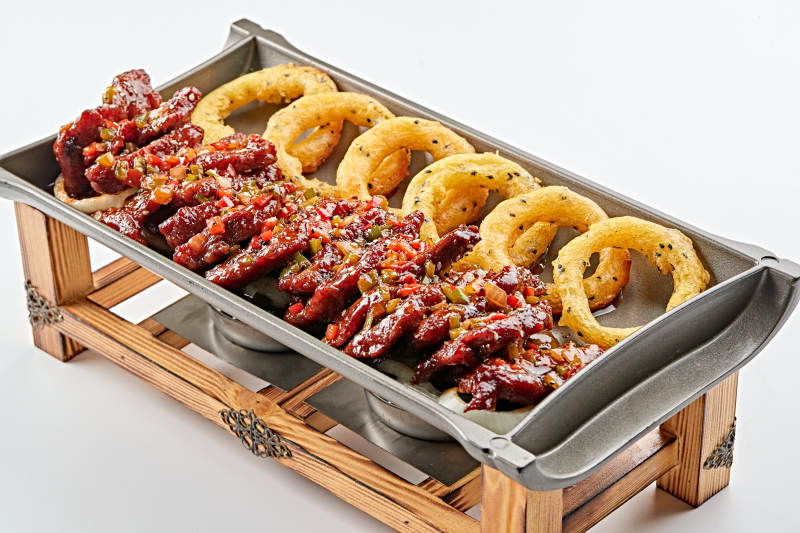 精美餐具装的锅仔干烧梅肉洋葱圈图片