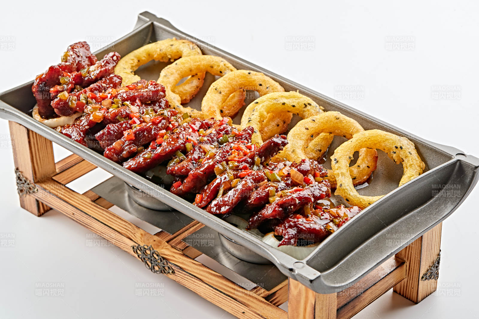 精美餐具装的锅仔干烧梅肉洋葱圈图片