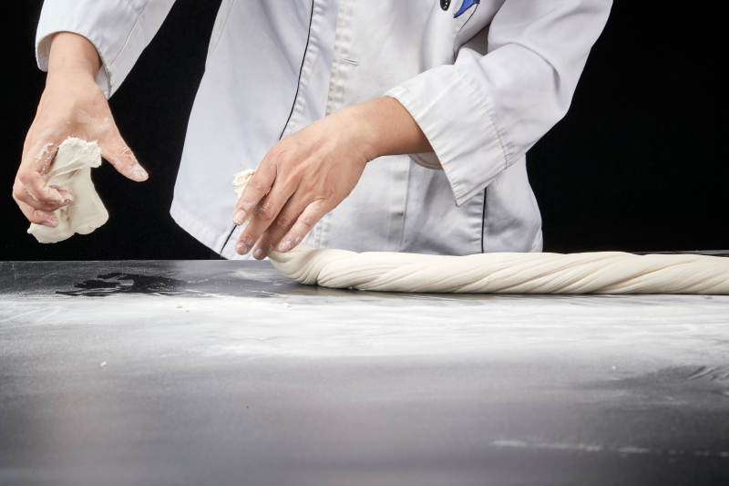 技艺精湛的拉面师在展示拉面制作图片