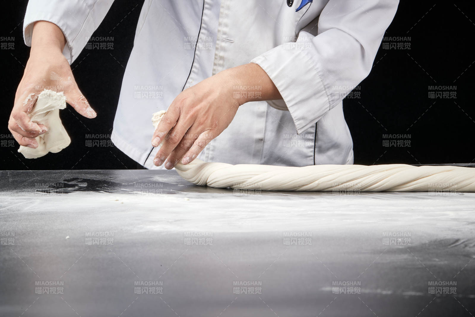 技艺精湛的拉面师在展示拉面制作图片